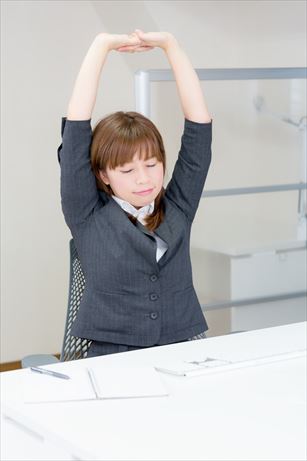 背伸びする女性